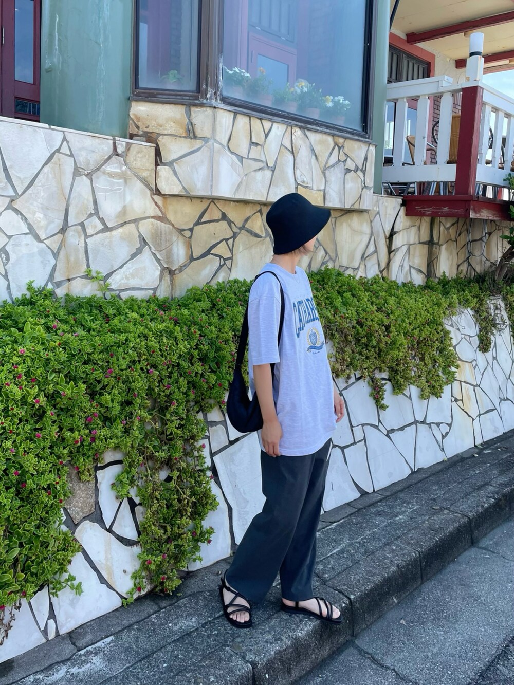 ブルー系のTシャツ/カットソー、ホワイト系のパンツ、ブラック系のシューズを着用したレディースの夏コーディネートの3枚目の写真