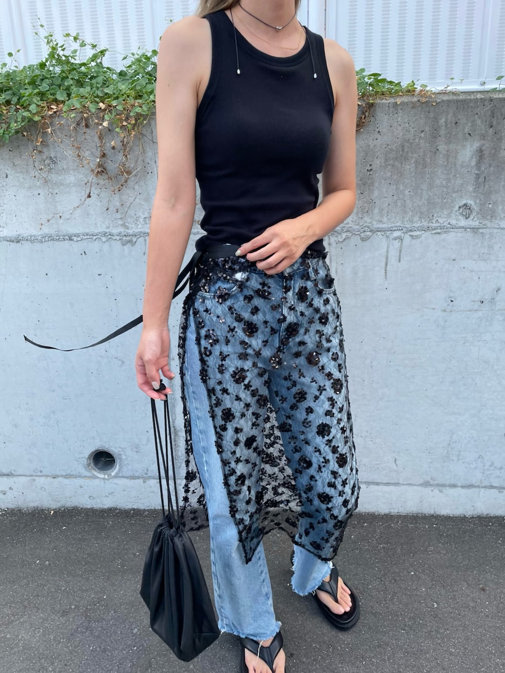 ブラック系のショルダーバッグ、ホワイト系のトップス、ブラック系のスカートを着用したレディースの秋コーディネートの3枚目の写真