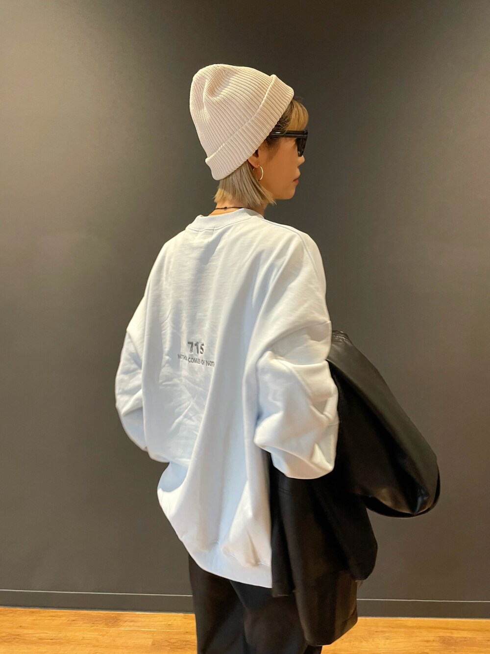 ブルー系のスウェット、ブラック系のその他パンツ、グレー系のスニーカーを着用したレディースの冬コーディネートの2枚目の写真