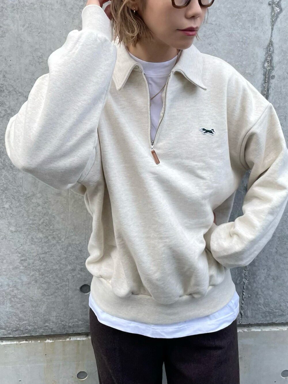 グレー系のスウェット、ブラウン系のその他パンツ、グレー系のスニーカーを着用したレディースの冬コーディネートの2枚目の写真