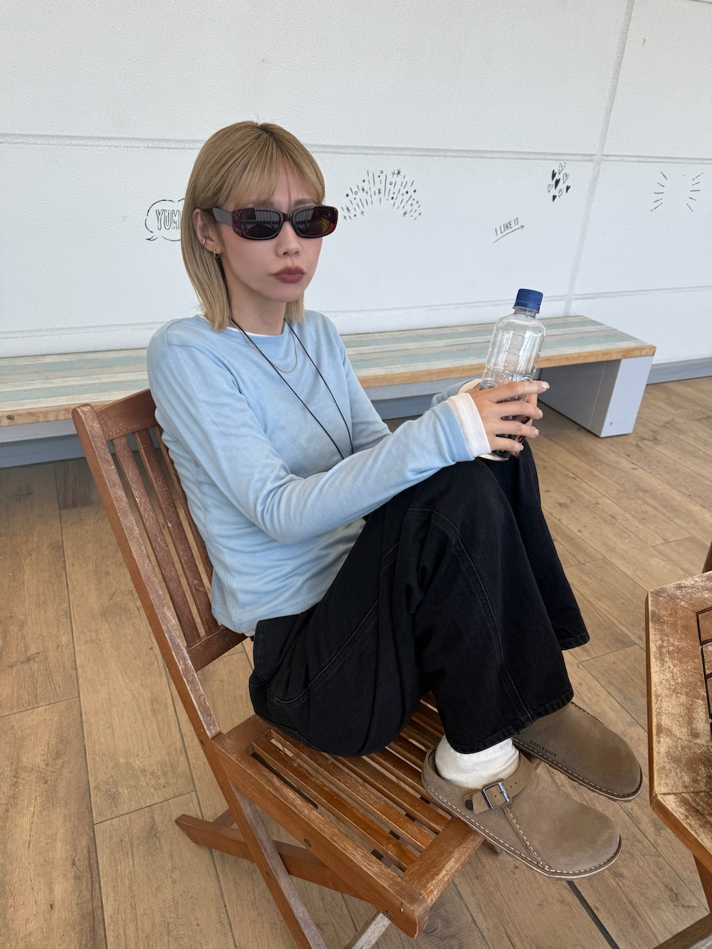 ベージュ系のシューズ、ブルー系のトップスを着用したレディースの春コーディネートの2枚目の写真