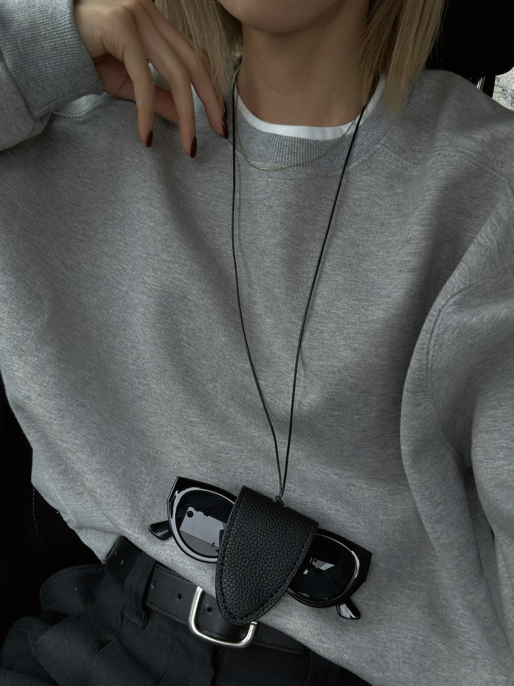 ブラック系のその他パンツ、グレー系のトップス、ブラウン系の長傘を着用したレディースの春コーディネートの3枚目の写真