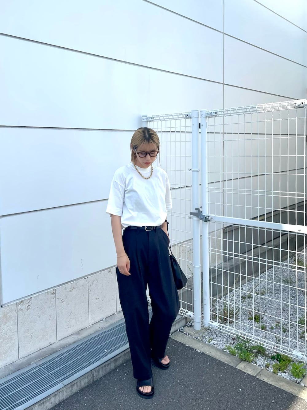 ホワイト系のTシャツ/カットソー、ブラック系のその他パンツ、ブラック系のショルダーバッグを着用したレディースの春コーディネートの3枚目の写真