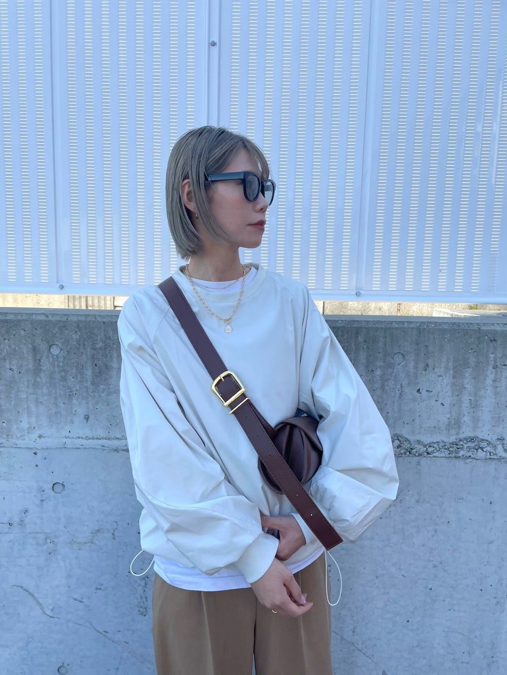 ホワイト系のその他トップス、ベージュ系のパンツ、ホワイト系のスニーカーを着用したレディースの春コーディネートの2枚目の写真