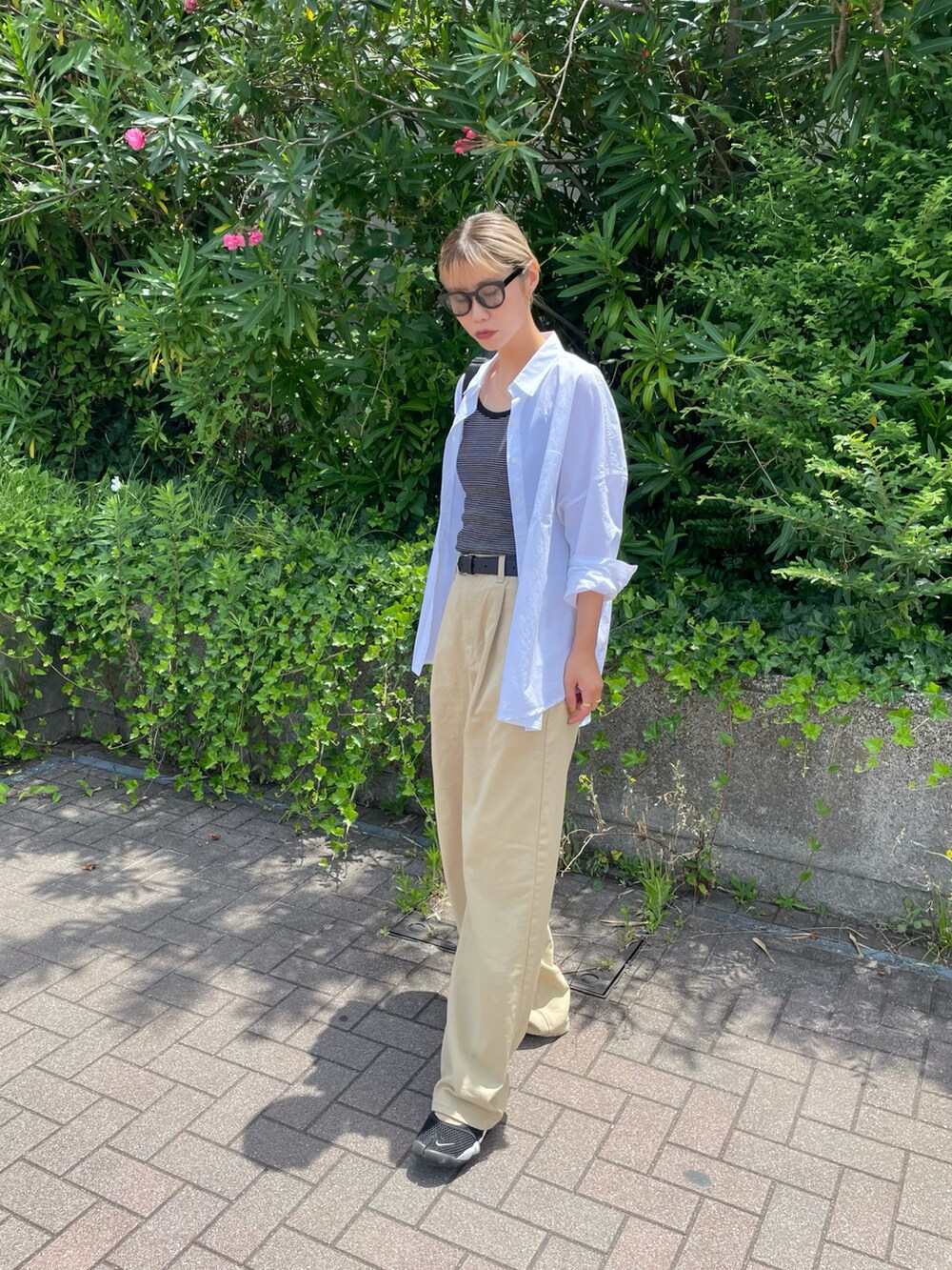 ブラック系のキャミソール、ベージュ系のその他パンツ、ブラック系のスニーカーを着用したレディースの夏コーディネートの2枚目の写真