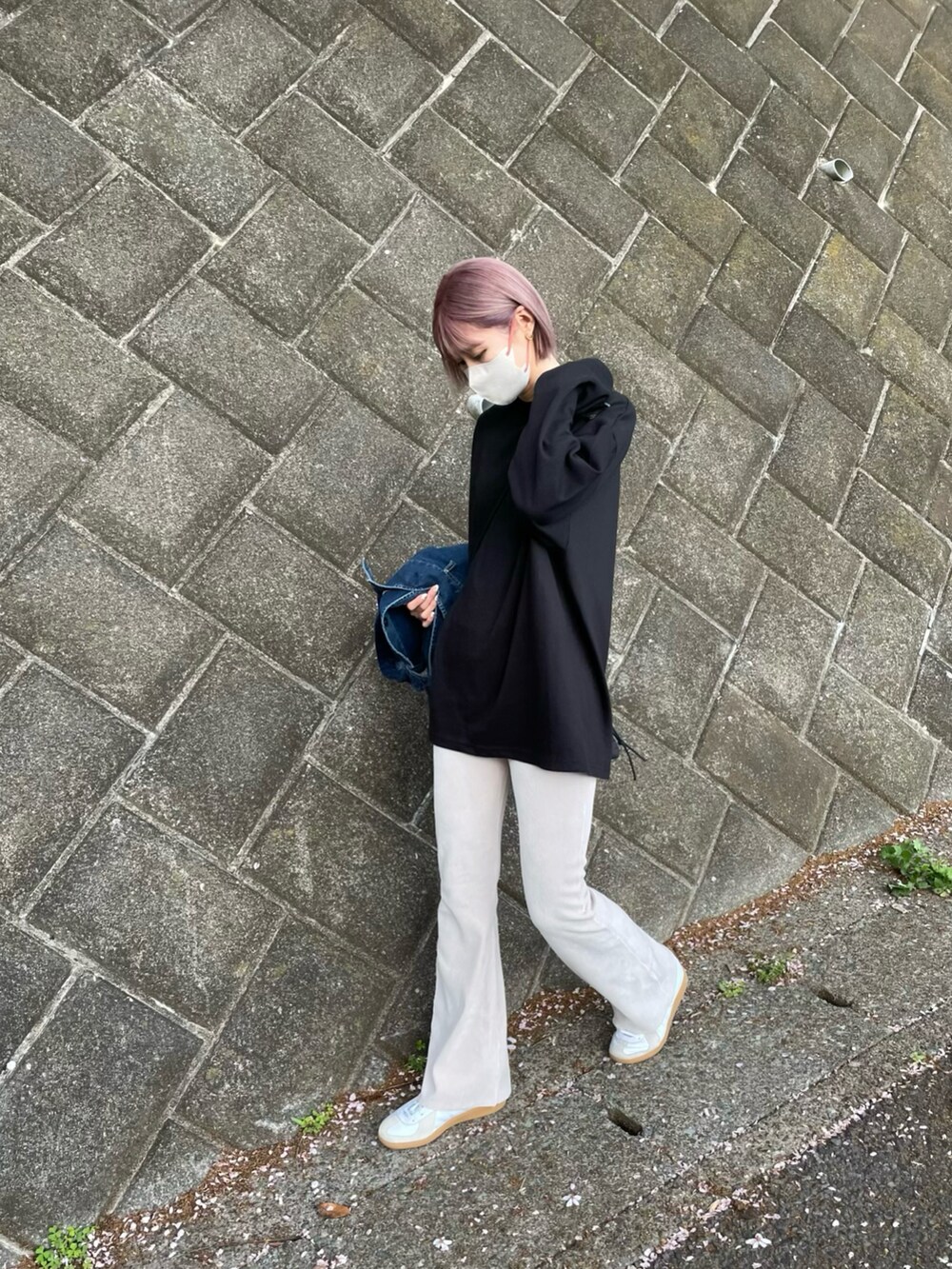 「春服コーデ、シンプルコーデ、カジュアルコーデ、ゆったりコーデ、お花見コーデ、いいね、save、フォローお願いします🤑、ユニクロ、スニーカー、アディダス、デニムジャケット、春コーデ、着回しコーデ、モノトーンコーデ、お出かけコーデ、フレアパンツ」｜「UNIQLOのアイテム（ジャケット/アウター、ブルー系）」を使った、asammyさん（レディース・170cm）の春コーディネートの3枚目の写真