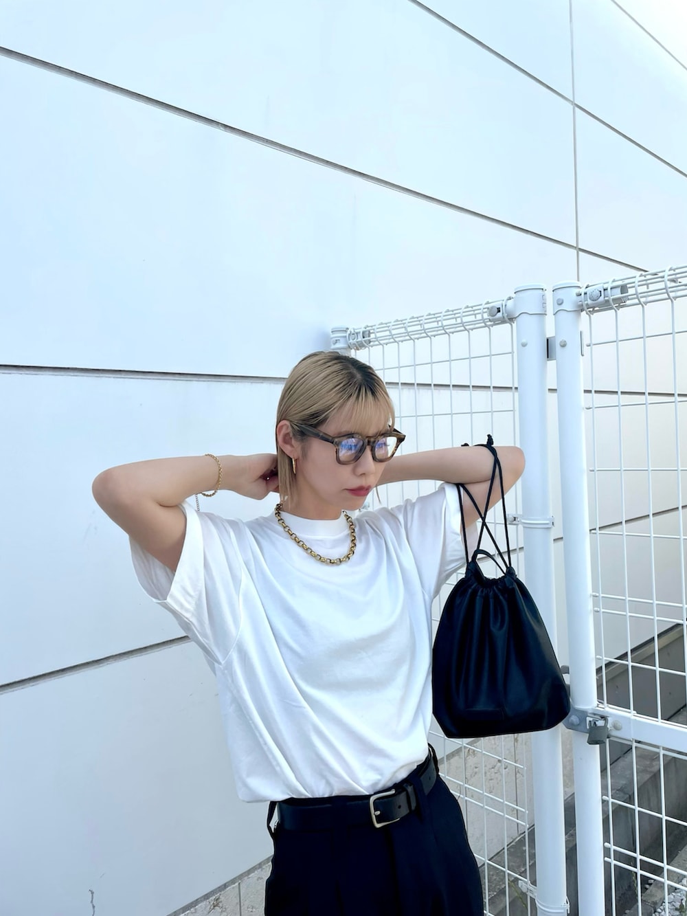 ホワイト系のTシャツ/カットソー、ブラック系のその他パンツ、ブラック系のショルダーバッグを着用したレディースの春コーディネートの2枚目の写真