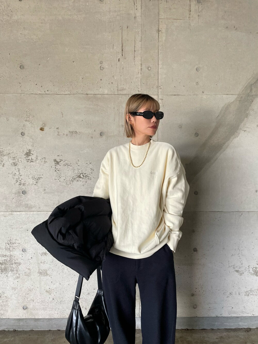 ブルー系のその他パンツ、ブラック系のスニーカー、ブラック系のダウンジャケット/コートを着用したレディースの冬コーディネートの2枚目の写真