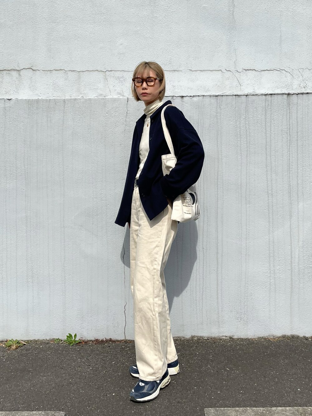 ホワイト系のTシャツ/カットソー、ホワイト系のパンツ、ブルー系のスニーカーを着用したレディースの春コーディネートの2枚目の写真