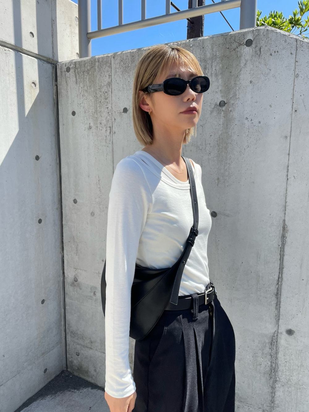 ブラック系のその他パンツ、ブラック系のサンダル、ブラック系のショルダーバッグを着用したレディースの春コーディネートの3枚目の写真