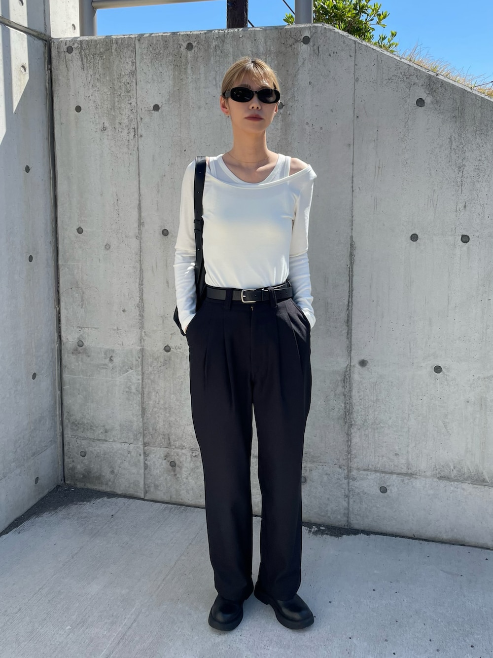 ブラック系のその他パンツ、ブラック系のサンダル、ブラック系のショルダーバッグを着用したレディースの春コーディネートの2枚目の写真