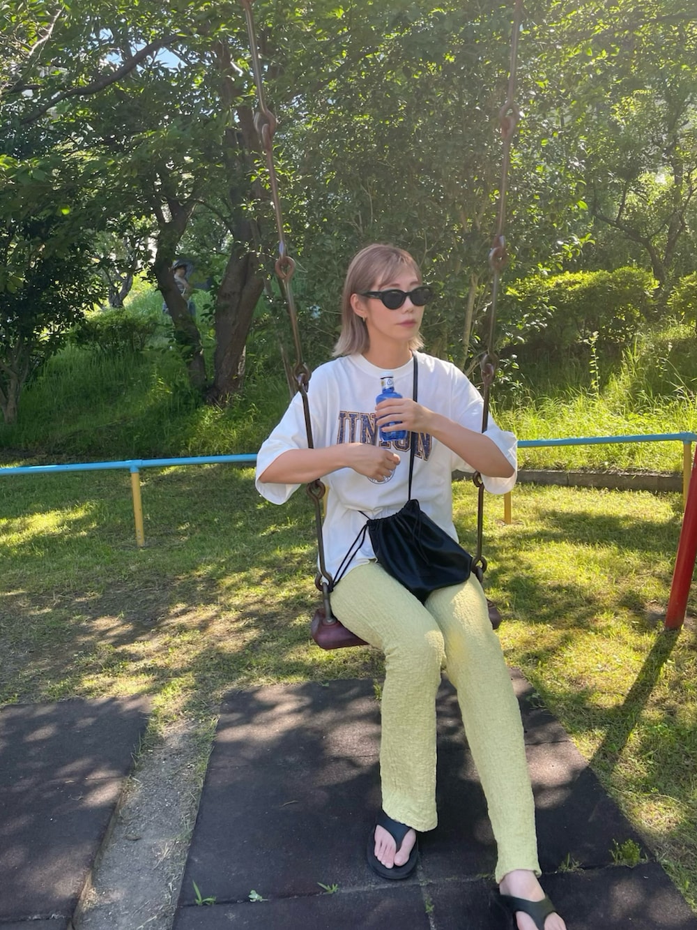 ホワイト系のTシャツ/カットソー、ブラック系のショルダーバッグ、グリーン系のその他パンツを着用したレディースの夏コーディネートの3枚目の写真