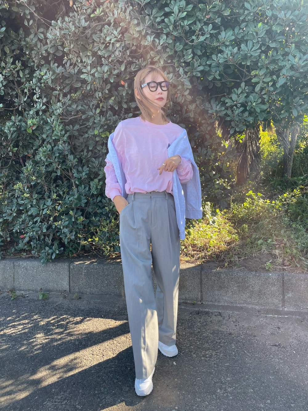 ピンク系のTシャツ/カットソー、グレー系のスウェット、グレー系のスラックスを着用したレディースの秋コーディネートの2枚目の写真