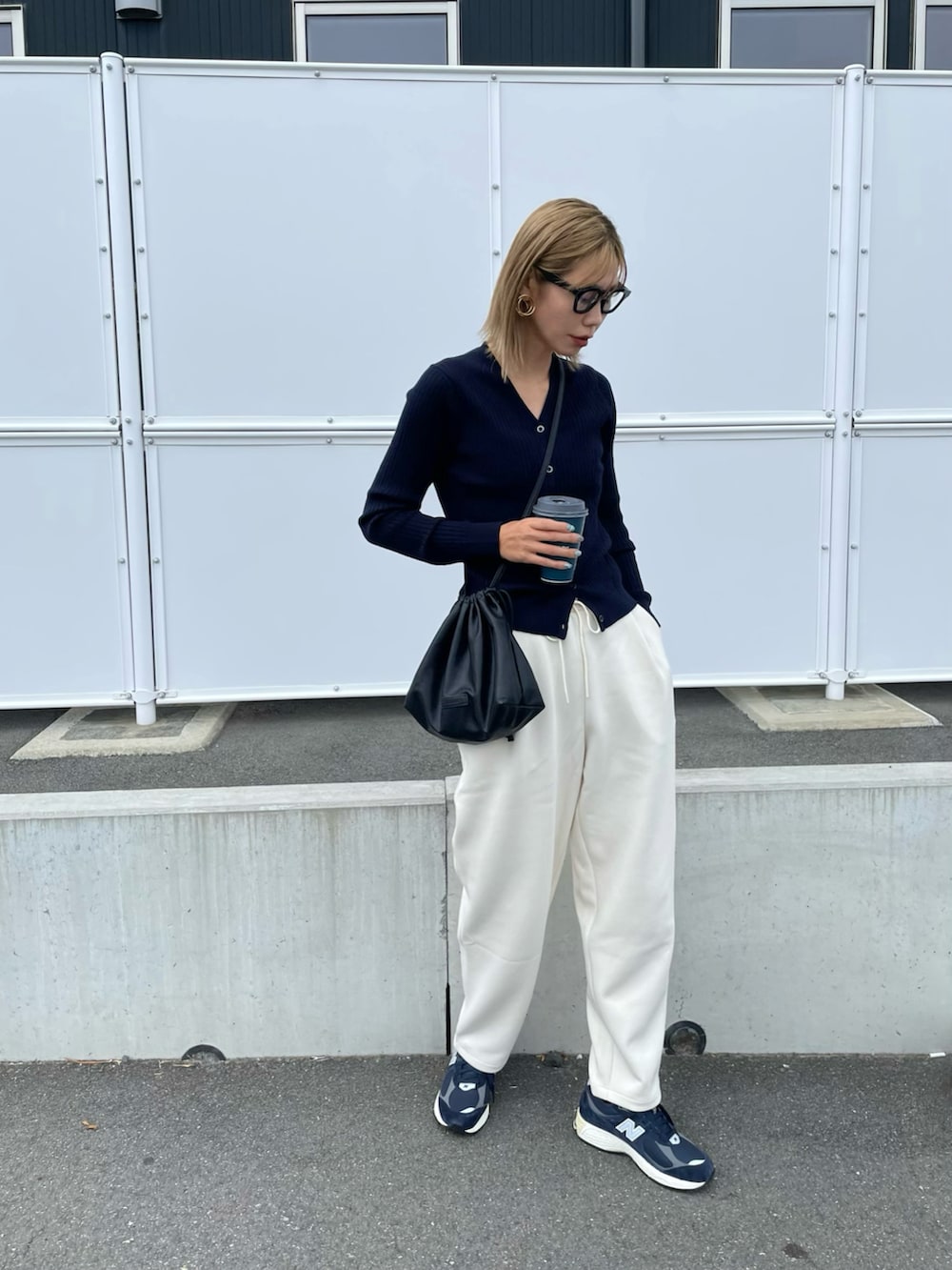 ブルー系のトップス、ホワイト系のパンツ、ブルー系のスニーカーを着用したレディースの秋コーディネートの3枚目の写真