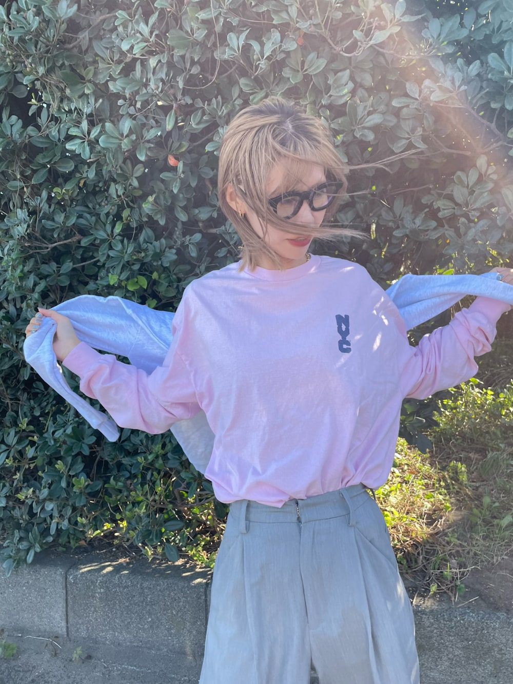 ピンク系のTシャツ/カットソー、グレー系のスウェット、グレー系のスラックスを着用したレディースの秋コーディネートの3枚目の写真