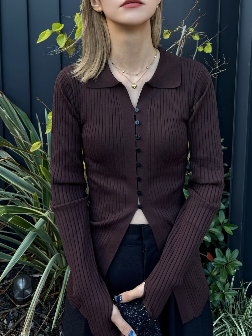 ブラウン系のカーディガン/ボレロ、ブラック系のブーツを着用したレディースの冬コーディネートの2枚目の写真