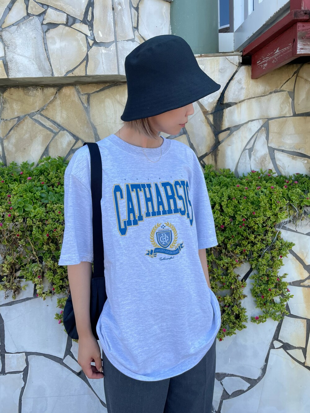 ブルー系のTシャツ/カットソー、ホワイト系のパンツ、ブラック系のシューズを着用したレディースの夏コーディネートの2枚目の写真