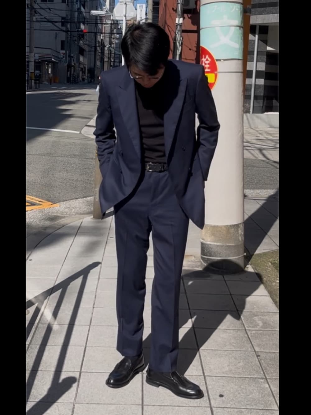 ブルー系のテーラードジャケット、ブラック系のローファーを着用したメンズの秋コーディネートの2枚目の写真