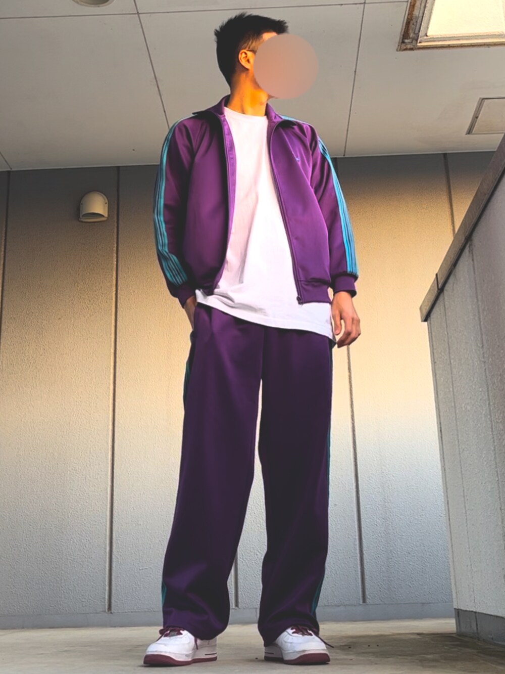 パープル系のスニーカー、パープル系のその他パンツ、ホワイト系のTシャツ/カットソーを着用したメンズの春コーディネートの2枚目の写真