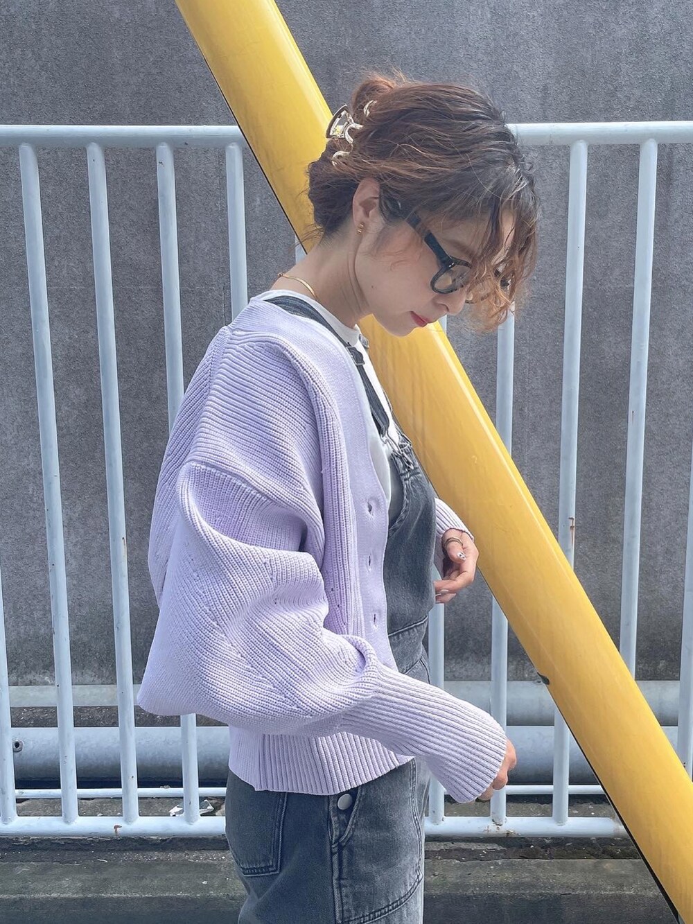 ブラック系のサロペット/オーバーオール、パープル系のカーディガン/ボレロを着用したレディースの夏コーディネートの2枚目の写真