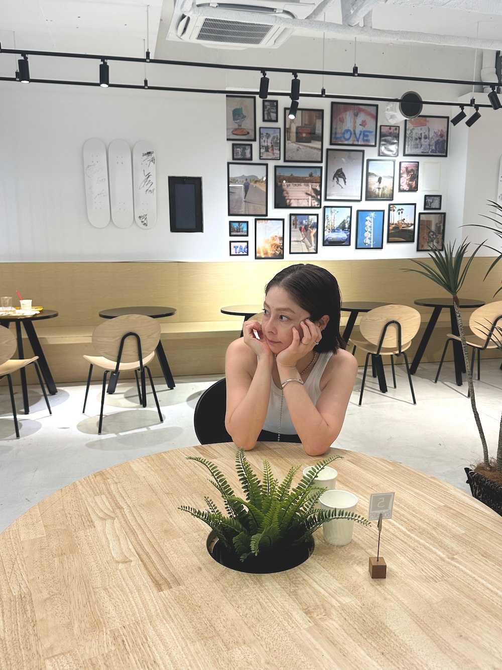 ブラック系のスニーカー、その他のトートバッグ、シルバー系のネックレスを着用したレディースの夏コーディネートの2枚目の写真