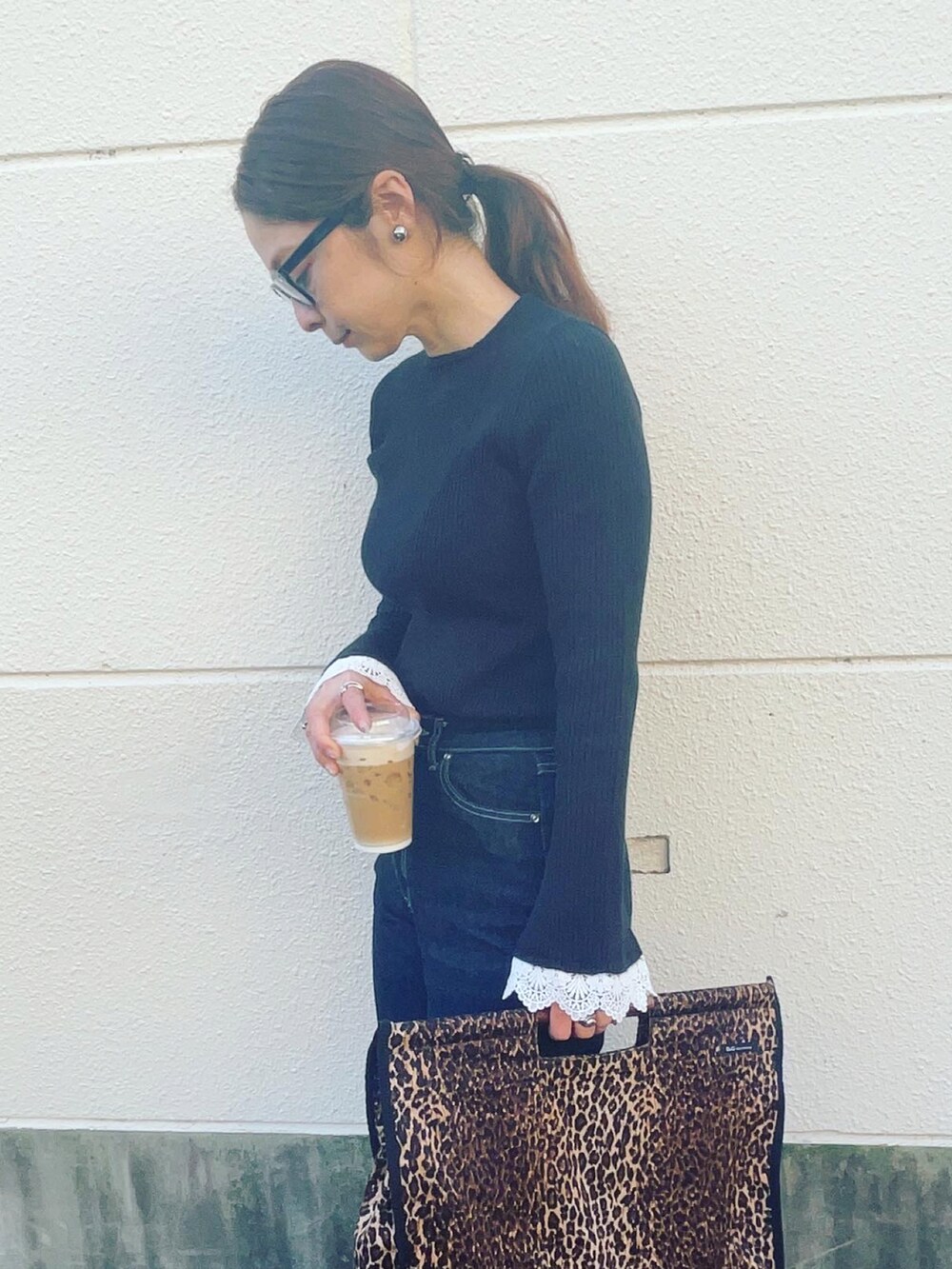 ブラック系のニット/セーター、ブラック系のシューズ、シルバー系のイヤリングを着用したレディースの冬コーディネートの2枚目の写真