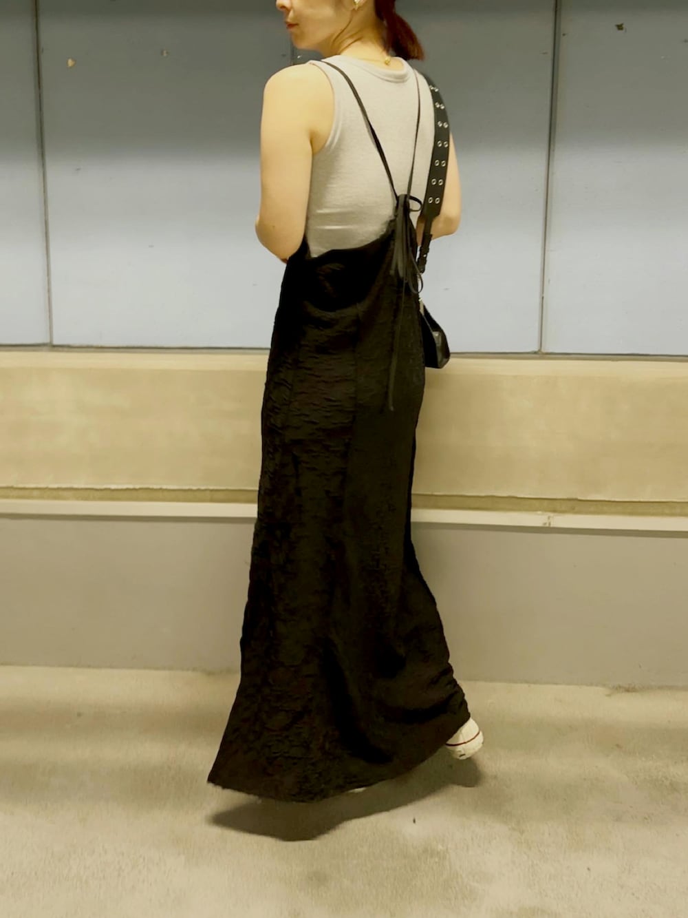 ブラック系のワンピースを着用したレディースの夏コーディネートの2枚目の写真