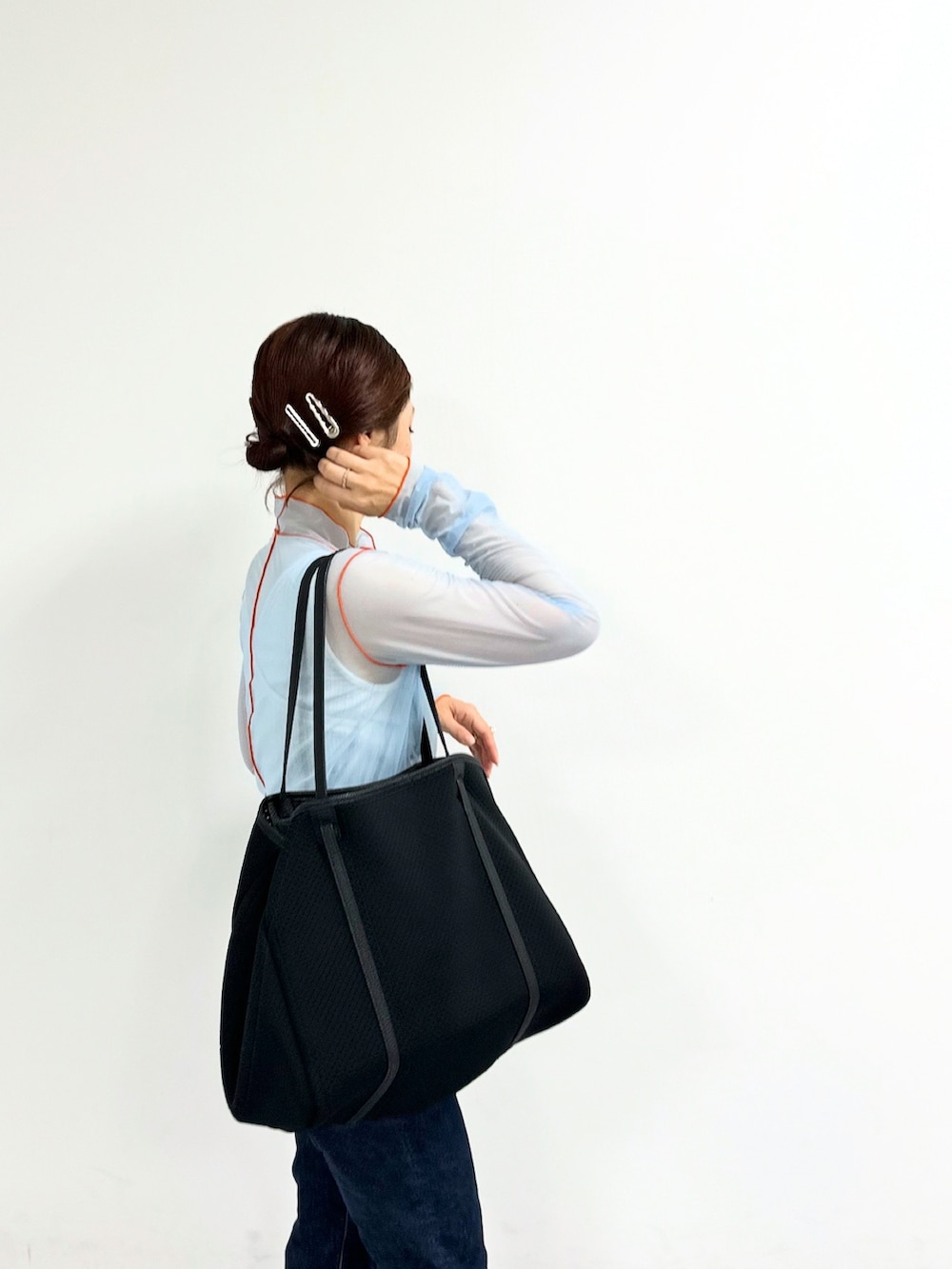 ブラック系のトートバッグを着用したレディースの秋コーディネートの5枚目の写真