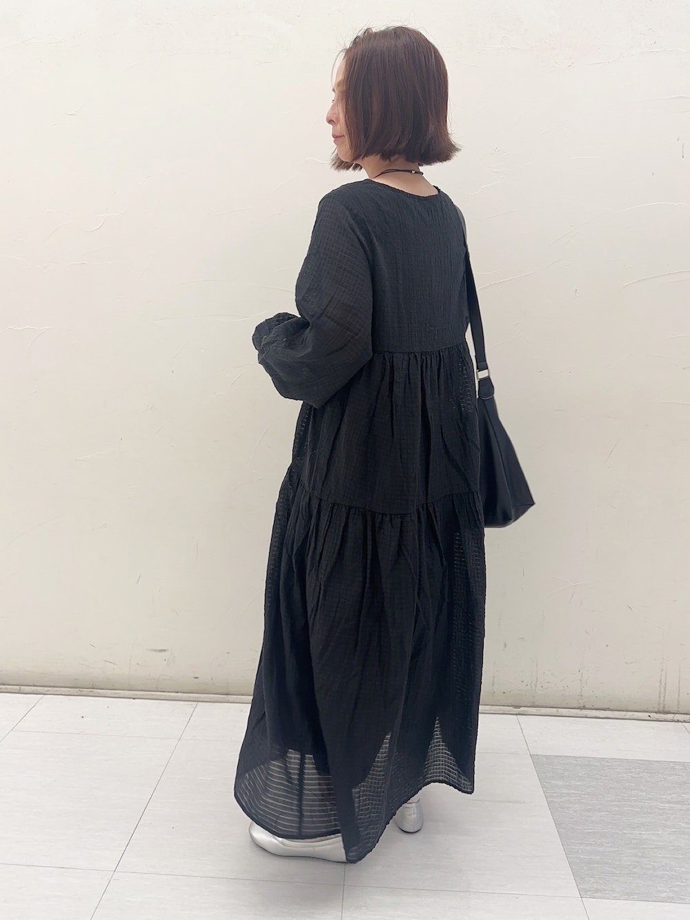 「PR、rananstyle、Ranan(Ranan)、ロングワンピース、ブラックコーデ、florist、ショルダーバッグ」｜「RANANのシアーチェックドロストギャザーティアードワンピース（ワンピース、ブラック系）」を使った、mikiviciousさん（レディース・162cm）の春コーディネートの4枚目の写真
