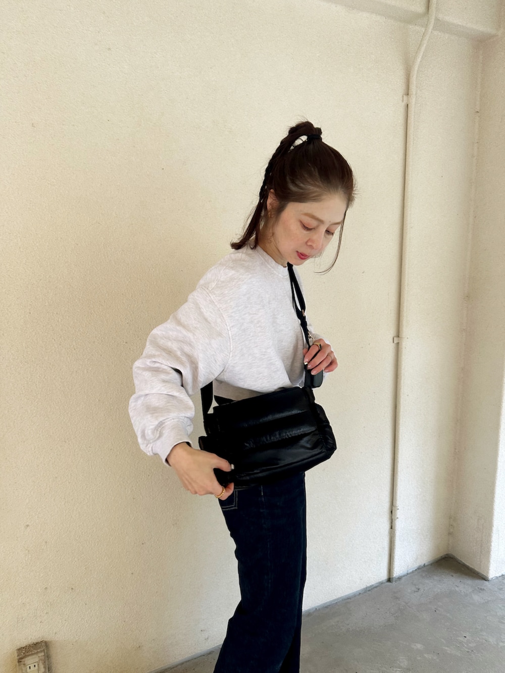 「PR、HAYNI、ヘイニ、ショルダーバッグ、モノトーン、ヘアアレンジ」｜「HAYNIのFlaum フラム（ショルダーバッグ、ブラック系）」を使った、mikiviciousさん（レディース・162cm）の冬コーディネートの2枚目の写真