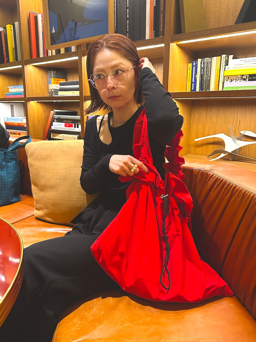 「PR、ソンムル、somlu.、ショルダーバッグ、ボリュームスニーカー、ダッドスニーカー、厚底シューズ、ダテメガネ」｜「somlu.の【somlu.】ギャザービッグ巾着ショルダーバッグ（ショルダーバッグ、レッド系）」を使った、mikiviciousさん（レディース・162cm）の春コーディネートの2枚目の写真