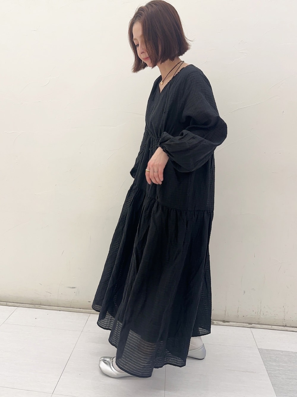 「PR、rananstyle、Ranan(Ranan)、ロングワンピース、ブラックコーデ、florist、ショルダーバッグ」｜「RANANのシアーチェックドロストギャザーティアードワンピース（ワンピース、ブラック系）」を使った、mikiviciousさん（レディース・162cm）の春コーディネートの3枚目の写真