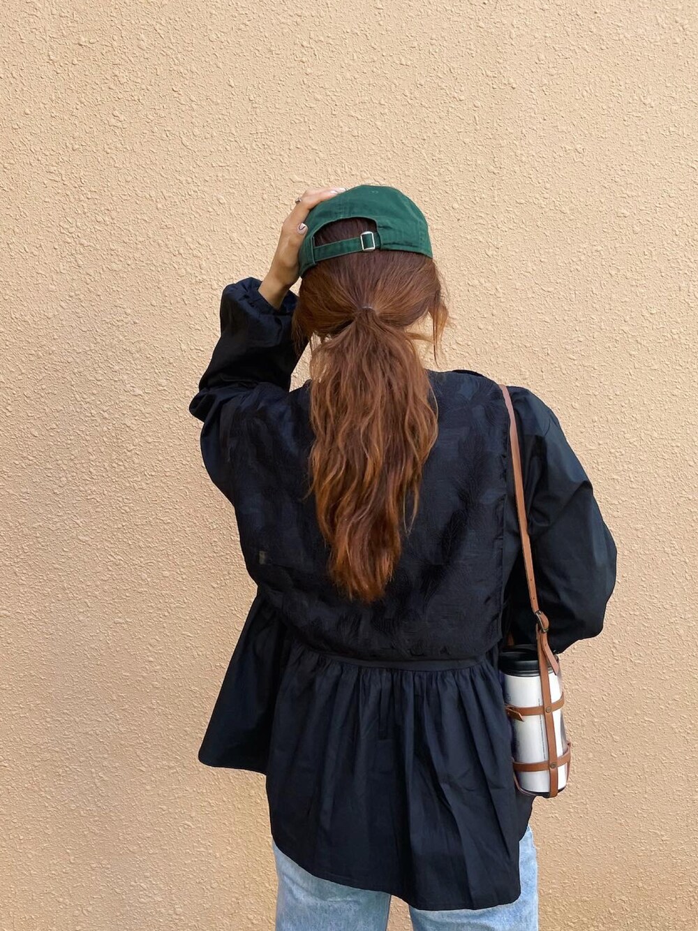 ブラック系のシャツ/ブラウス、グリーン系のキャップを着用したレディースの秋コーディネートの3枚目の写真