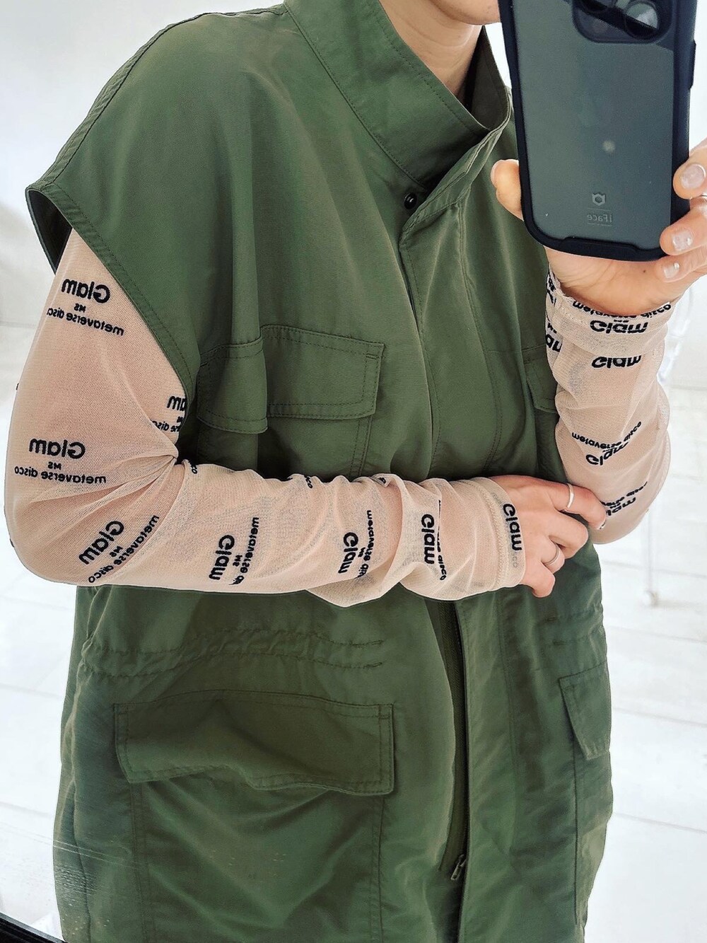 グリーン系のベスト、ベージュ系のTシャツ/カットソーを着用したレディースの春コーディネートの2枚目の写真