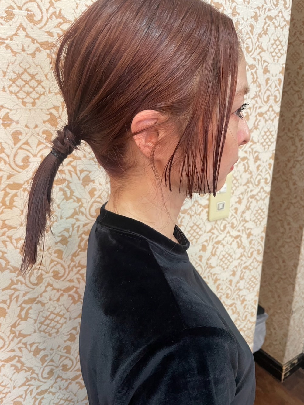 ブラック系のTシャツ/カットソー、ゴールド系のリングを着用したレディースの夏コーディネートの2枚目の写真