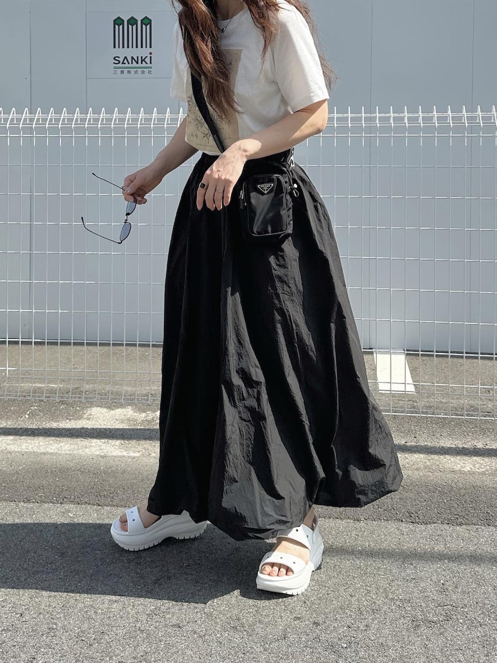 「RECTANGLE、rectangle_official、タフタバルーンスカート、ロングスカート、モノトーン、crocs、Y-3、PR、rectangle_code」｜「rectangleのタフタバルーンスカート（スカート、ブラック系）」を使った、mikiviciousさん（レディース・162cm）の春コーディネートの2枚目の写真