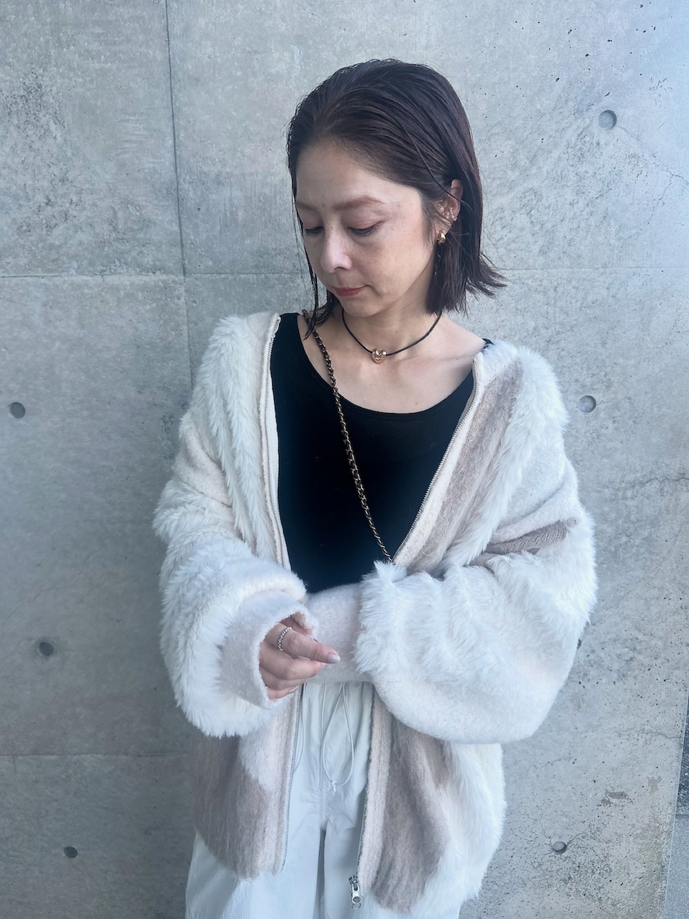 ベージュ系のカーディガン/ボレロを着用したレディースの秋コーディネートの3枚目の写真