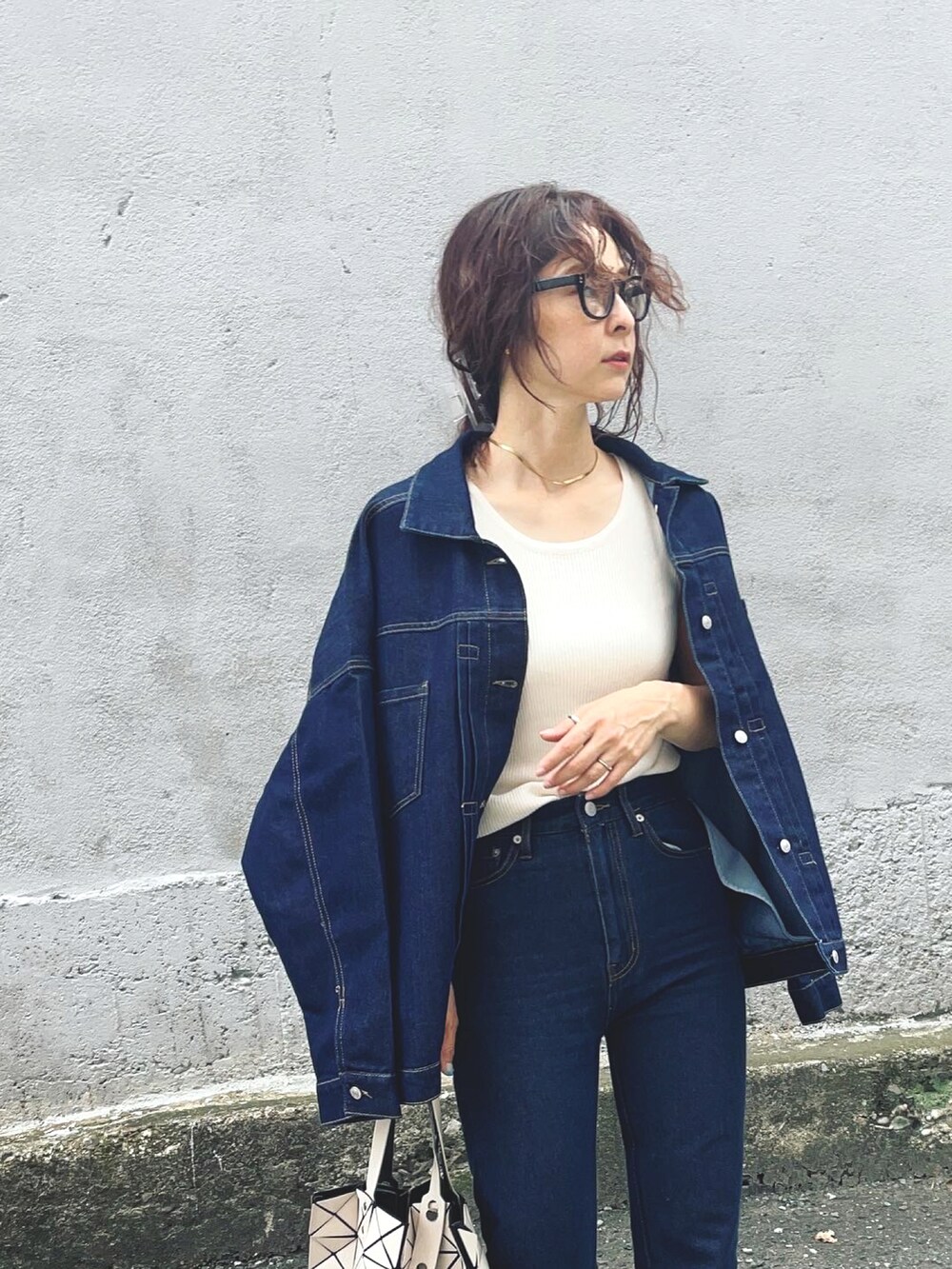 「大人コーデ、セットアップ、デニム、デニムオンデニム、シンプルコーデ、baobao、converse」｜「BONLECILLのカラーステッチロールアップハイウエストデニムパンツ（デニムパンツ、ブルー系）」を使った、mikiviciousさん（レディース・162cm）の秋コーディネートの2枚目の写真