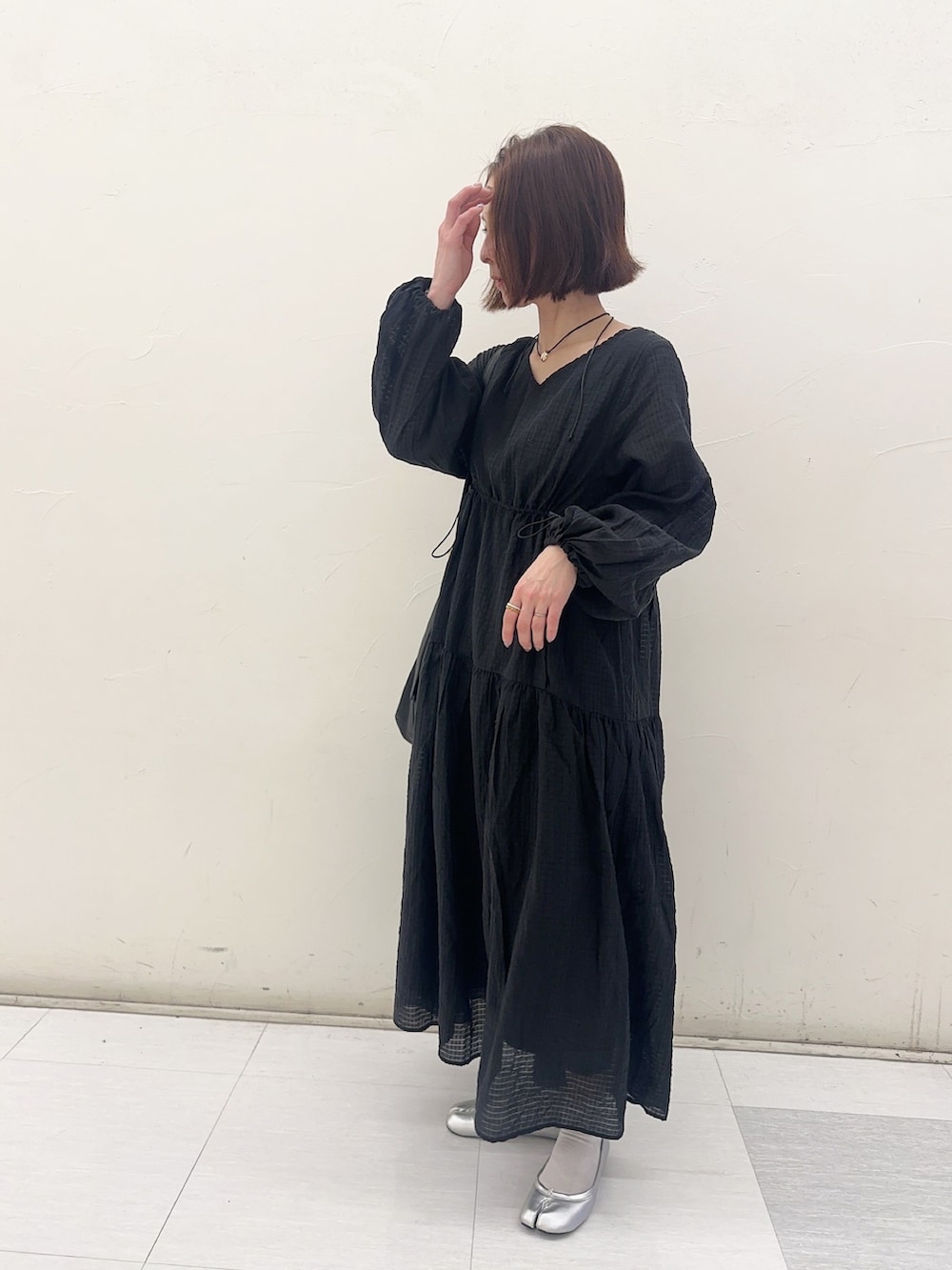 「PR、rananstyle、Ranan(Ranan)、ロングワンピース、ブラックコーデ、florist、ショルダーバッグ」｜「RANANのシアーチェックドロストギャザーティアードワンピース（ワンピース、ブラック系）」を使った、mikiviciousさん（レディース・162cm）の春コーディネートの2枚目の写真