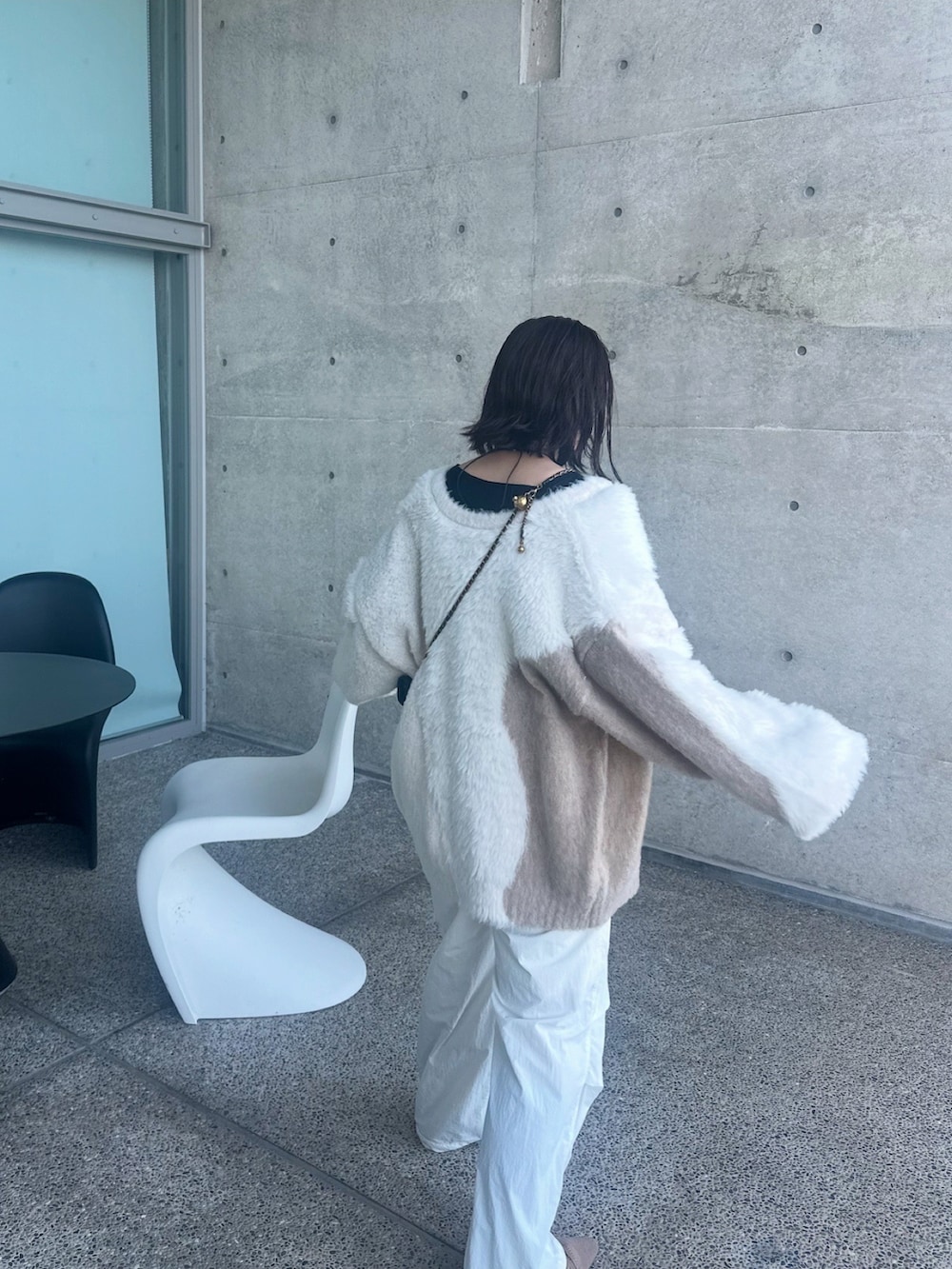 ベージュ系のカーディガン/ボレロを着用したレディースの秋コーディネートの2枚目の写真