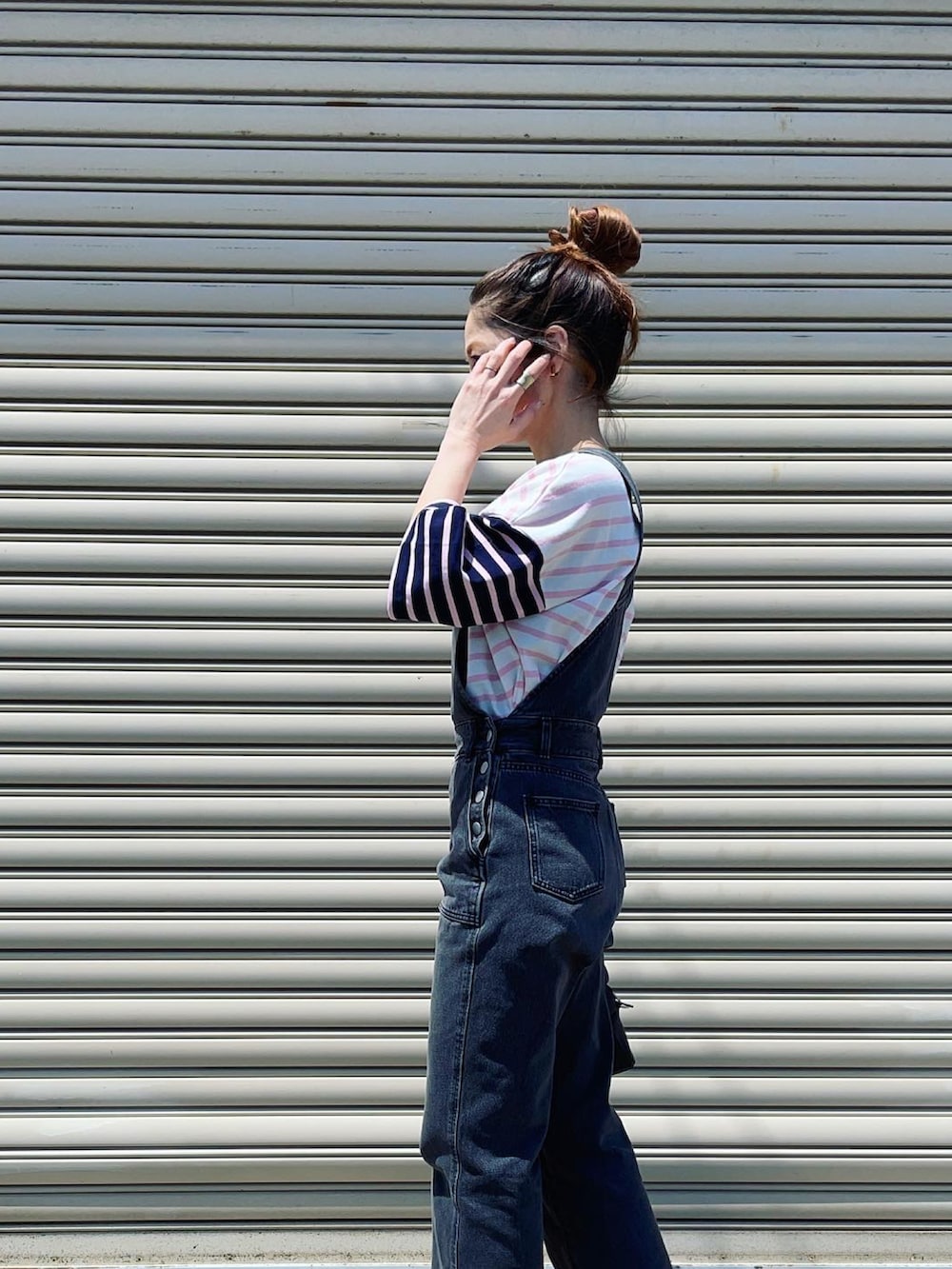 「ドゥアルジーヴ、DOUXARCHIVES、ボーダー、ボーダートップス、flower、サロペット、converse、おだんごヘアー」｜「Doux archivesの［ｗｅｂ限定］クレイジー切替バスクボーダーシャツ（Tシャツ/カットソー、ピンク系）」を使った、mikiviciousさん（レディース・162cm）の春コーディネートの2枚目の写真