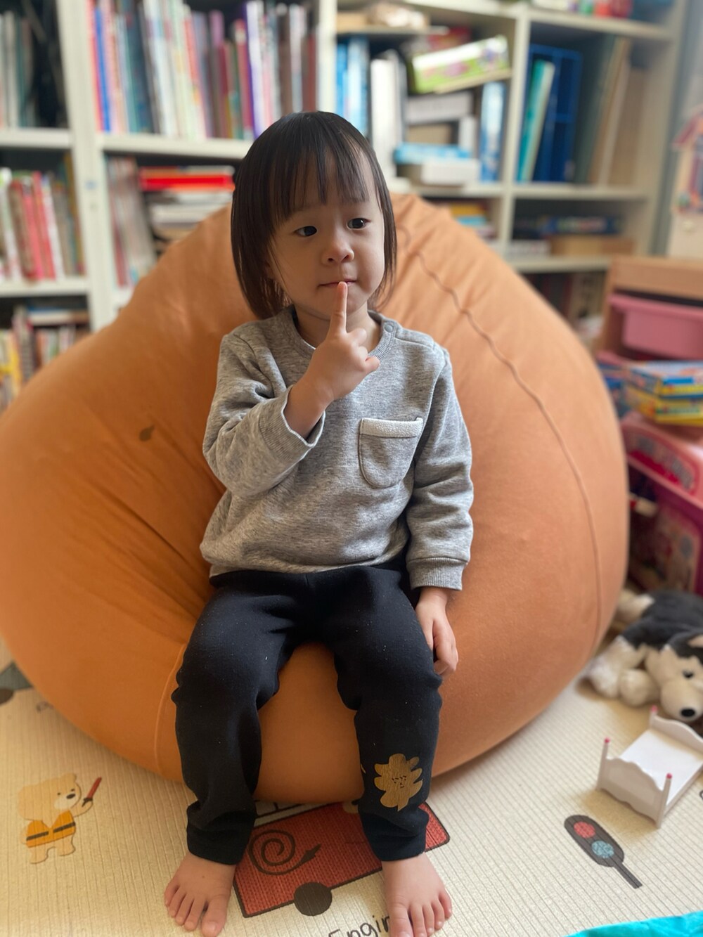 ブラック系のチノパンツを着用したキッズの冬コーディネートの2枚目の写真