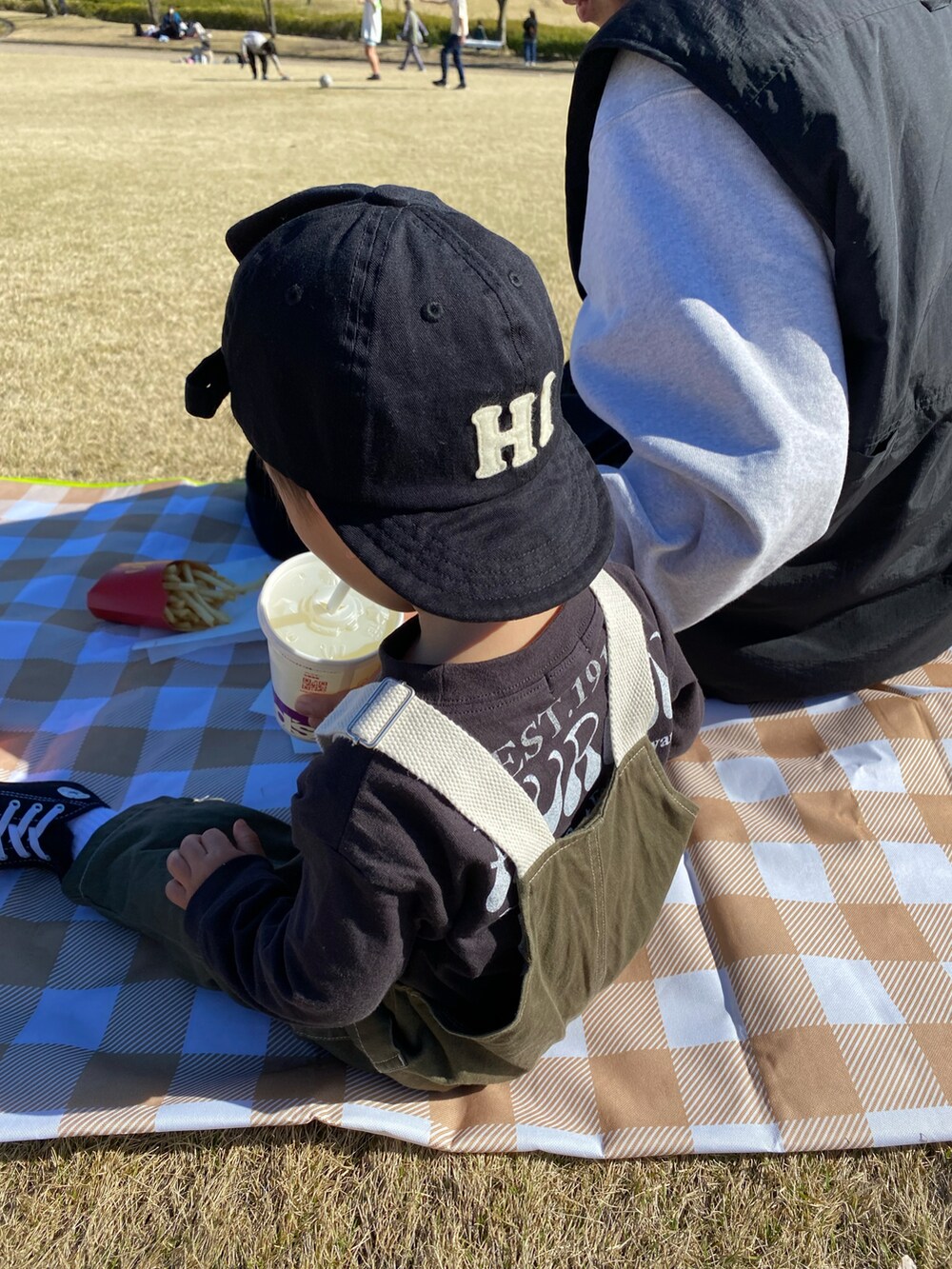 ブラック系のTシャツ/カットソー、グリーン系のサロペット/オーバーオール、ブラック系のスニーカーを着用したレディースの夏コーディネートの2枚目の写真