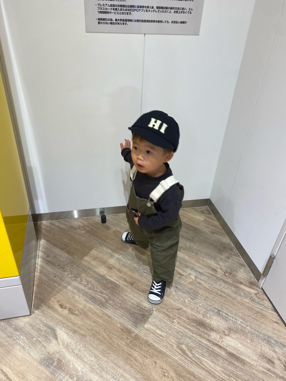 ブラック系のTシャツ/カットソー、グリーン系のサロペット/オーバーオール、ブラック系のスニーカーを着用したレディースの夏コーディネートの3枚目の写真