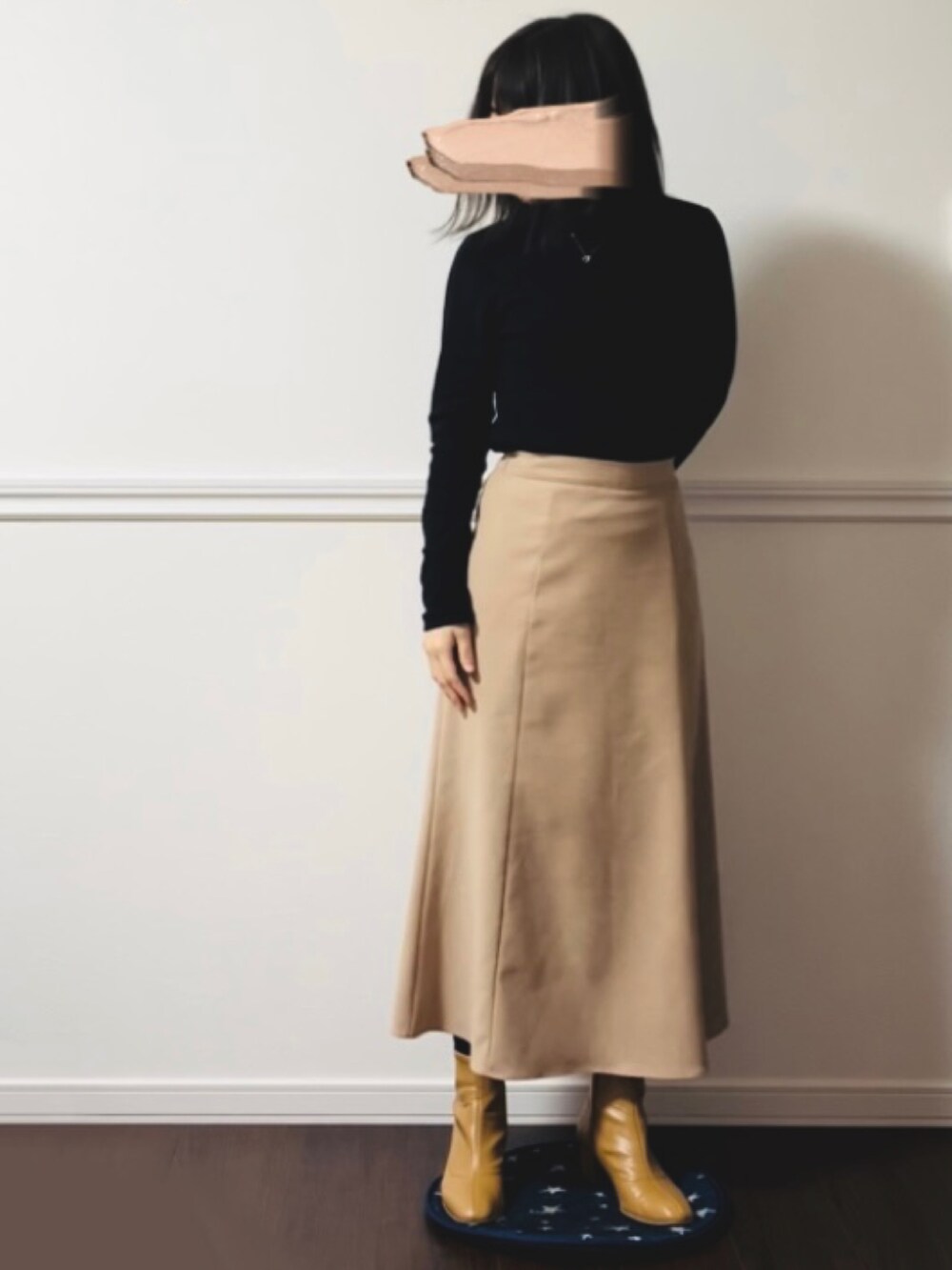 「chocomee、差し色、ユニクロ、UNIQLO、ボア、ボアジャケット、ショルダーバッグ、フレアスカート、スエード、ショートブーツ、ベージュ、パープル、ブラック、黒、大人かわいい」｜「UNIQLOのリブハイネックT（長袖）（Tシャツ/カットソー、ブラック系）」を使った、みいさん（レディース・155cm）の冬コーディネートの2枚目の写真