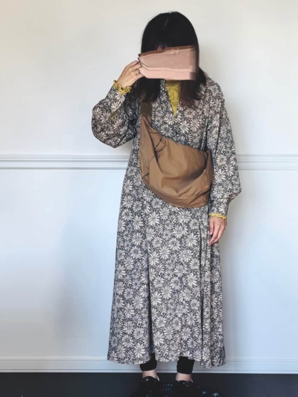 ホワイト系のTシャツ/カットソーを着用したレディースの秋コーディネートの3枚目の写真