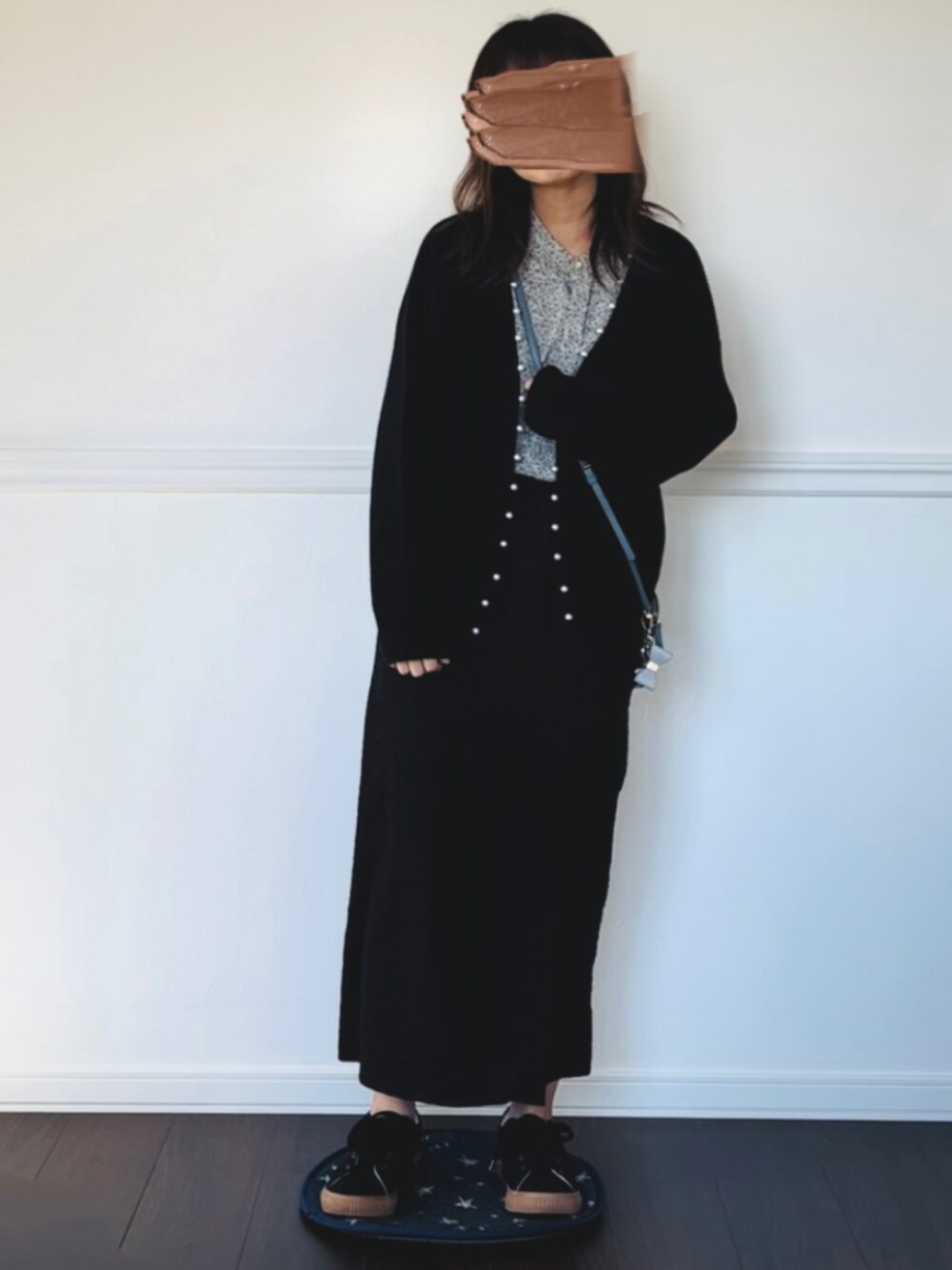 ベージュ系のシャツ/ブラウス、ブラック系のスカートを着用したレディースの秋コーディネートの2枚目の写真