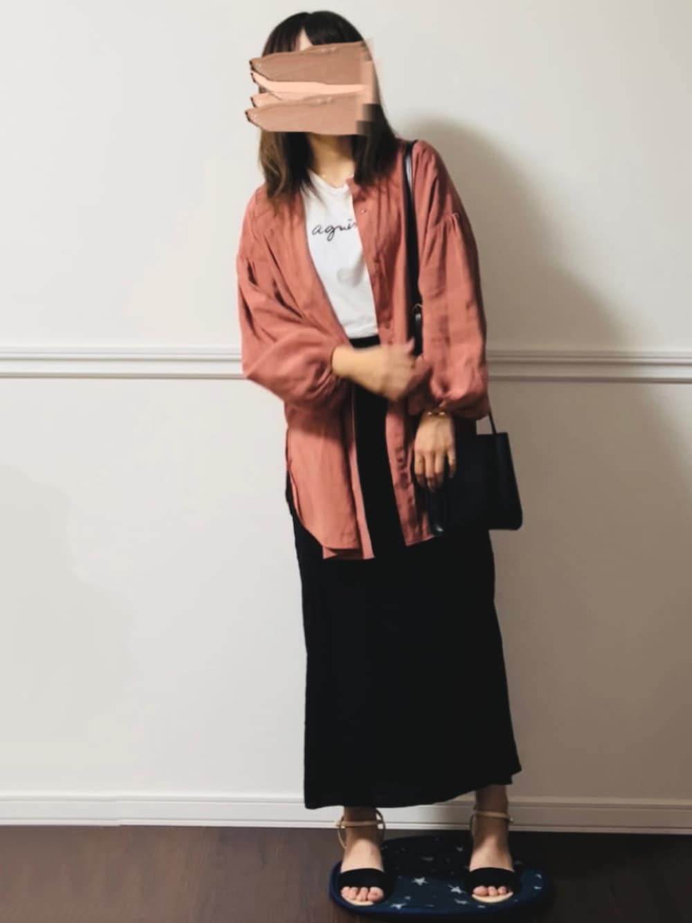 「大人カジュアル、初秋コーデ、シンプルスタイル、chocomee、スクエアバッグ、ショルダーバッグ、サンダル、クリアサンダル、休日スタイル、テラコッタ、タイトスカート、休日コーデ、スカートスタイル、Tシャツ、大人女子」｜「agnes b.のS137 TS ロゴTシャツ（Tシャツ/カットソー、ホワイト系）」を使った、みいさん（レディース・155cm）の秋コーディネートの2枚目の写真
