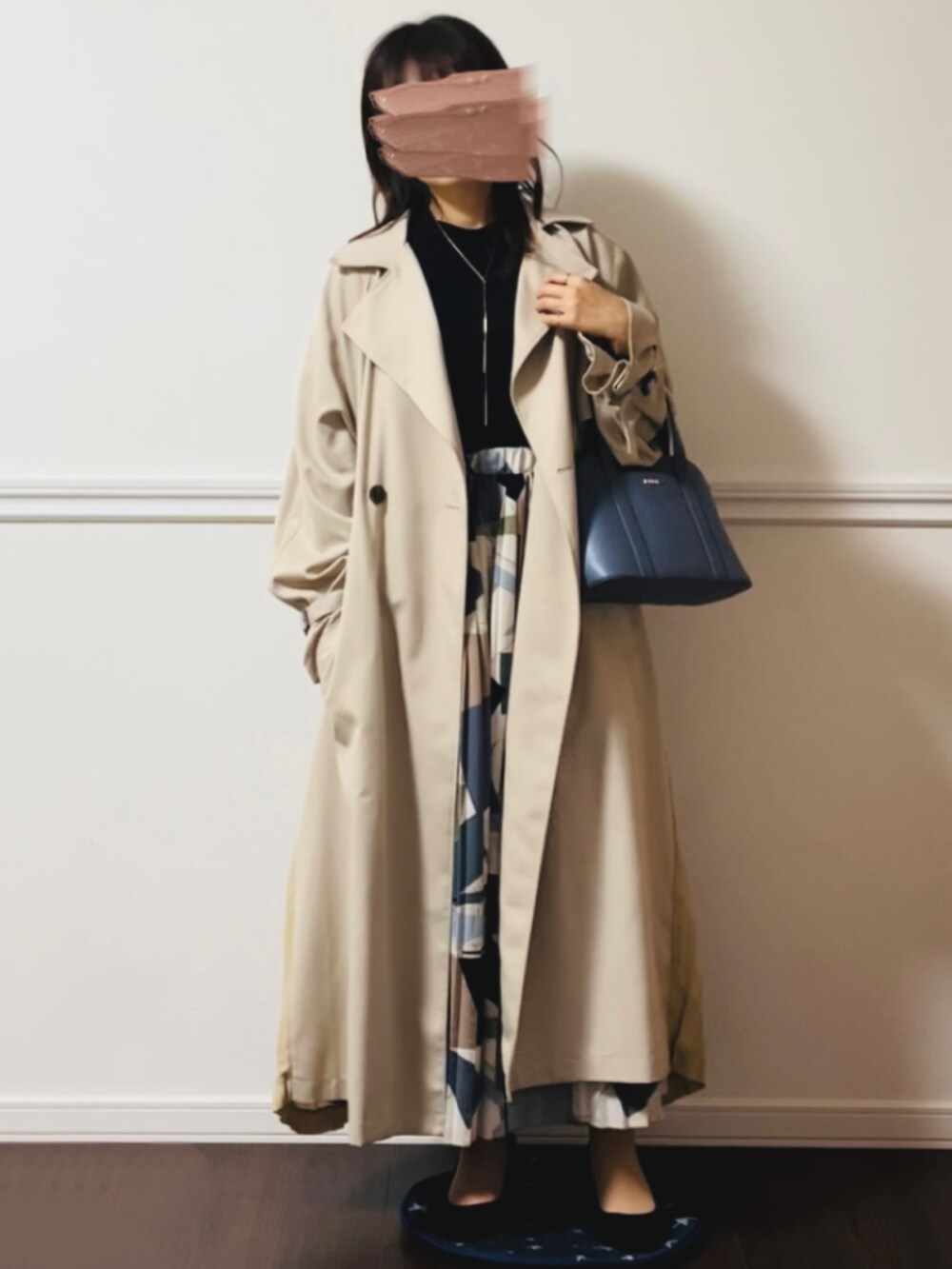 ブラック系のTシャツ/カットソーを着用したレディースの秋コーディネートの2枚目の写真