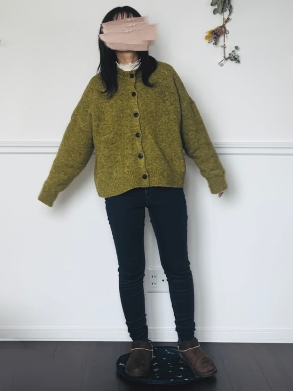 ホワイト系のダウンジャケット/コート、ホワイト系のショルダーバッグを着用したレディースの冬コーディネートの2枚目の写真